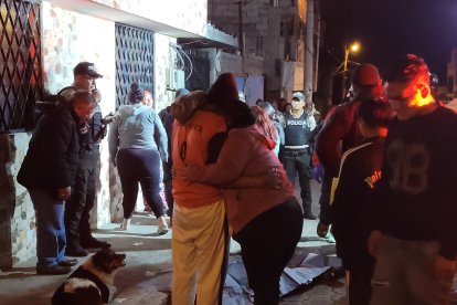 Familiares de la víctima llegaron hasta el lugar del crimen.