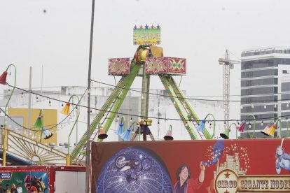 Los juegos mecánicos clausurados están instalados en una explanada de centro comercial, en La Aurora.