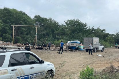 En el sitio, agentes de la policía recogieron los restos humanos de las víctimas.