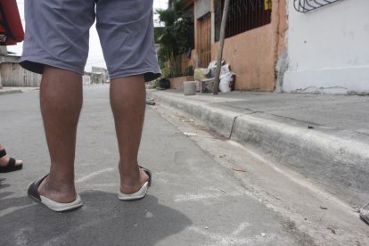 Las huellas de los proyectiles quedaron marcadas en paredes y puertas.