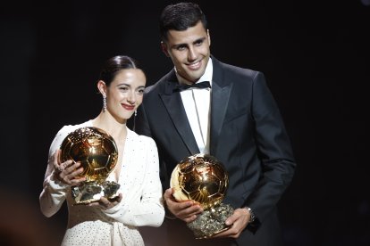 Paris (France), 28/10/2024.- Manchester City and Spain midfielder Rodri and Barcelona player Aitana Bonmati pose with their trophies after winning the Men's and Women's Ballon d'Or 2024 awards at the Ballon d'Or 2024 ceremony at the Theatre du Chatelet in Paris, France, 28 October 2024. (Francia, España) EFE/EPA/MOHAMMED BADRA