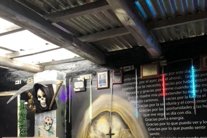 Las paredes de este ‘templo’ están decoradas con figuras cadavéricas y gigantografías de la imagen, muchas de las cuales han sido obsequiadas por devotos.