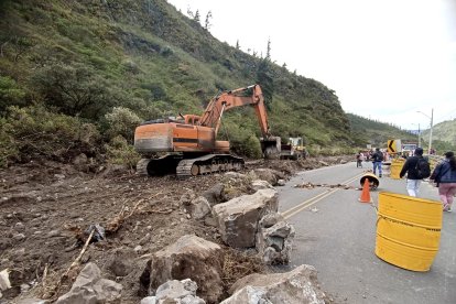 En la vía la Hamaca en el límite de Pelileo y Baños también hubo socavamiento en la calzada este lunes 28 de octubre, pero el paso se habilitó de manera provisional.