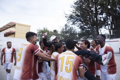 Los jugadores de Wilsterman cargaron a Luis Chaquinga en la celebración.