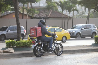 Algunos repartidores han recurrido a sus clientes fijos para mantener sus ingresos durante los apagones.