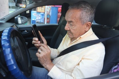 José Peñafiel debe escribir mensajes de texto para comunicarse con los clientes.