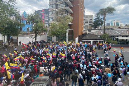 El exterior del Tribunal Contencioso Electoral (TCE) estuvo lleno de personas.