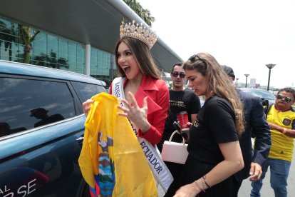 Mara Topic fue despedida en el aeropuerto en Guayaquil.