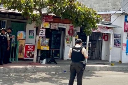 Agentes policiales arribaron al sitio del asesinato.