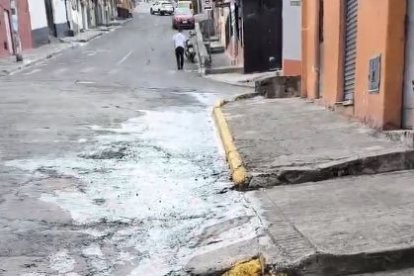 Se ha reportado una tubería rota en San Juan, centro de Quito.