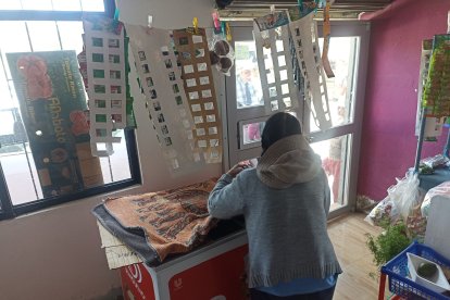 Mélida Ramírez cubre con mantas y cartones su congelador para mantener frío.