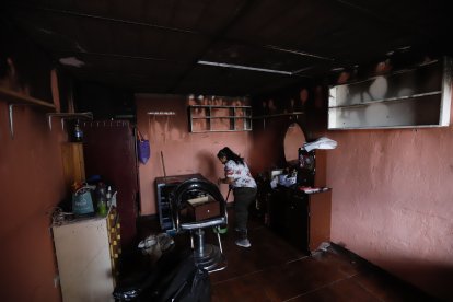 Los familiares de los afectados ayudan a limpiar el lugar.