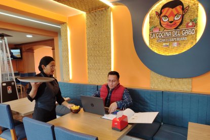 En un restaurante han instalado paneles solares para contar con energía y atender a sus clientes.