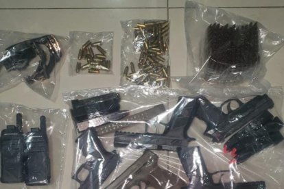 Entre las evidencias constan cinco pistolas y municiones de varios calibres.