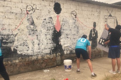 En Durán se borran imágenes alusivas al crimen.