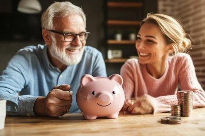 Tanto jóvenes como mayores pueden ahorrar, pero de distintas maneras.