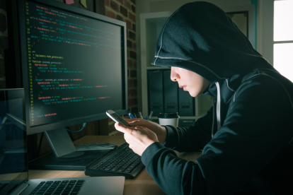 Es posible que alguien instale una aplicación espía en su celular.