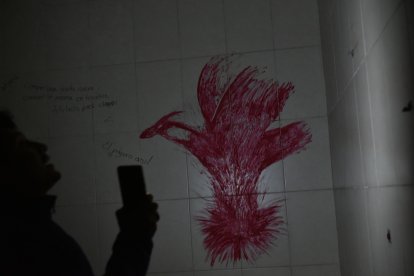 En las paredes de los baños de esta casa abandonada hay dibujos extraños.