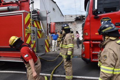 Cuando los bomberos de Machala sofocaron el incendio, hallaron al menor menor de edad sin vida.