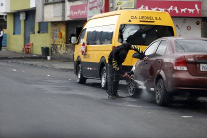 En sectores como La Gatazo se evidencia desperdicio de agua potable en lavadoras que funcionan en el espacio público.