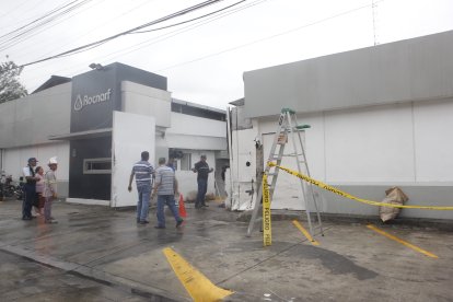 Los vehículos se impactaron contra las paredes de una empresa farmacéutica.