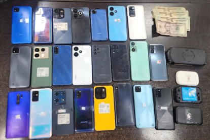 Celulares y dinero en efectivo, entre las evidencias.