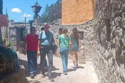 Una de las rutas en Turi conducen a una gruta.