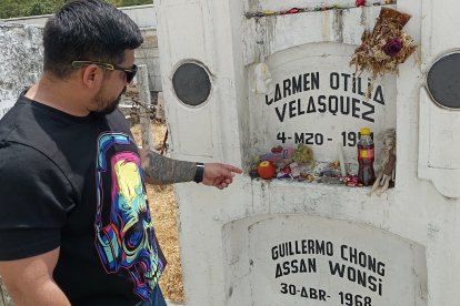 Los dulces y juguetes junto a algunas lápidas de niños son comunes en aquel lugar.