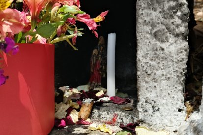 Imagen de la Virgen con el rostro quemado en el monumento a las ánimas del Purgatorio.