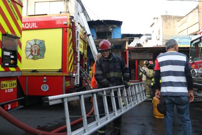 Miembros del Cuerpo de Bomberos acudieron al sitio en menos de 10 minutos.