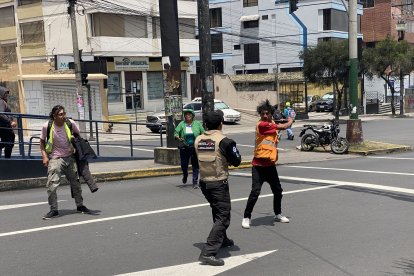 momento en el que el cuidador de carros le quita el tolete al guardia