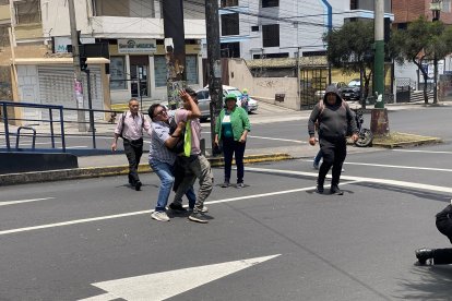 Un ciudadano se bajó del carro para meterse en la bronca.