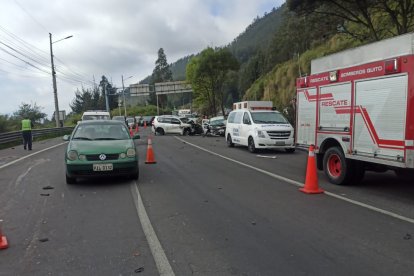 La vía fue parcialmente cerrada. Sin embargo, al momento de mover vehículos hubo un cierre total.