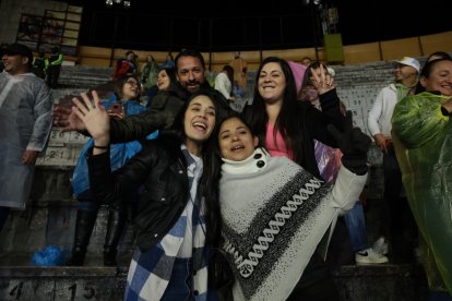 Los fanáticos gritaron a todo pulmón.