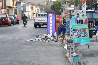 Los ‘chamberos’ abren las fundas, se llevan lo que les sirve y dejan los desperdicios en el suelo.