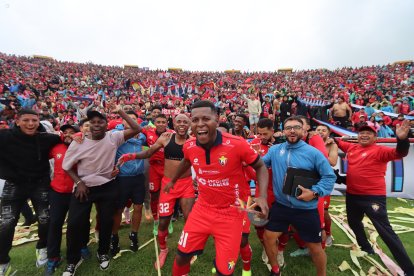 Los jugadores de El Nacional fueron a celebrar con los hinchas.