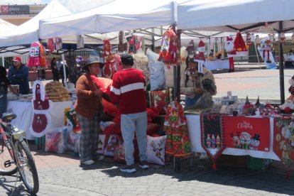 Ferias de emprendimientos se apostaron en las calles aledañas al cementerio de Riobamba.