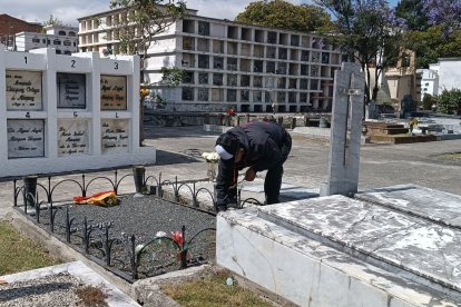 Cementerio de Cuenca se activa previo al Día de Difuntos. Llegan a limpiar las tumbas.