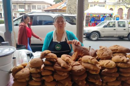 En Loja también son tradicionales las figuras de masa de pan que recuerdan el alma de los difuntos.