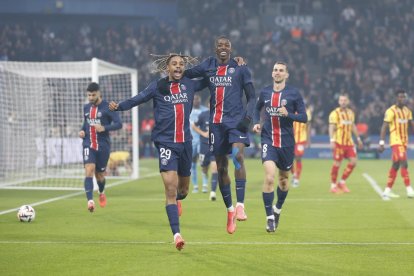 Con asistencia de Barcola (i), Dembélé(c) anotó el único gol en el Parque de los Príncipes.