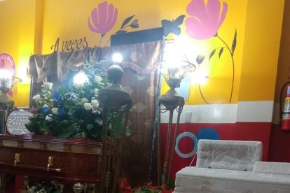 El ataúd del dueño del asadero y el de su hijo en el velatorio.