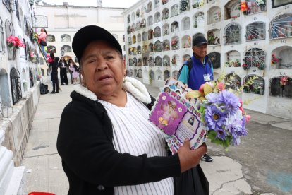 La mujer tiene a seis familiares en el cementerio de El Tejar