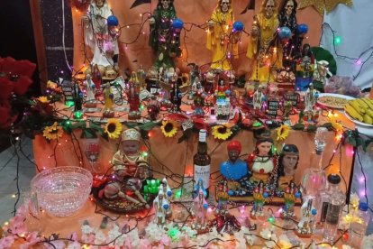 Las personas veían las figuras de la Santa Muerte.