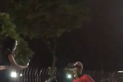 Participantes de la rodada, con máscaras, simularon actos sexuales en los carros.