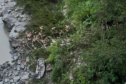 Agentes de la Policía indicaron que se trató de una pérdida de pista y posterior estrellamiento de una camioneta hacia el barranco del río Paute.