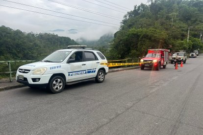 El automotor se salió de la pista y se precipitó hacia el río.