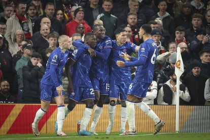 Moisés Caicedo celebra su gol con sus compañeros.