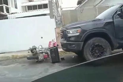 Junto al carro del abogado quedó una motocicleta.