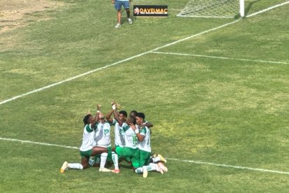 Jugadores de Liga de Portoviejo celebran el triunfo en casa manabita.