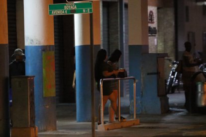 Las sexoservidoras recorren las aceras llamando la atención de los transeúntes.